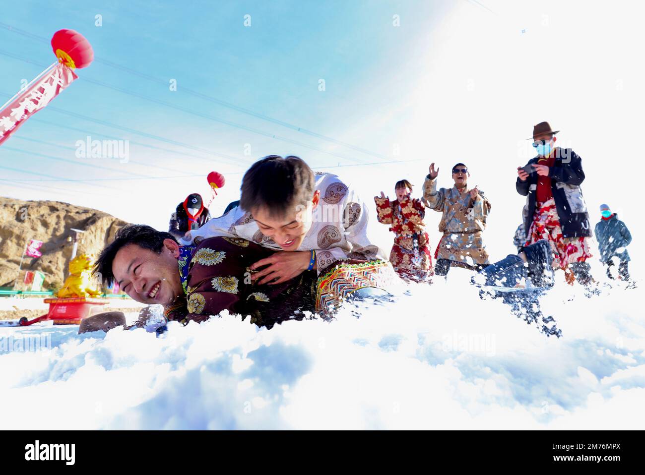 ZHANGYE, CINA - 7 GENNAIO 2023 - il popolo tibetano gareggia in una partita di lotta contro la neve al villaggio tibetano Qifeng nella contea autonoma di Sunan Yugur Foto Stock