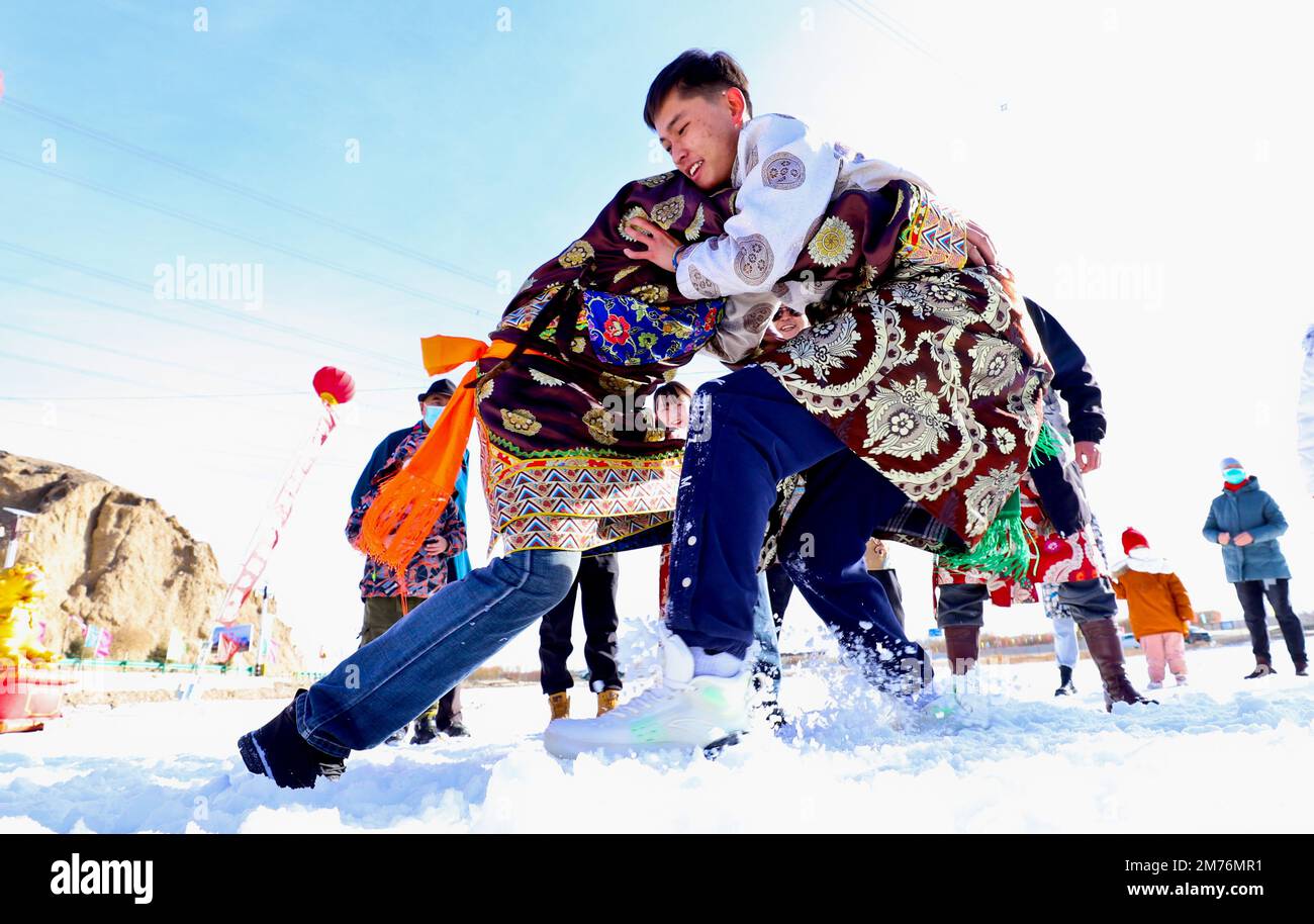 ZHANGYE, CINA - 7 GENNAIO 2023 - il popolo tibetano gareggia in una partita di lotta contro la neve al villaggio tibetano Qifeng nella contea autonoma di Sunan Yugur Foto Stock