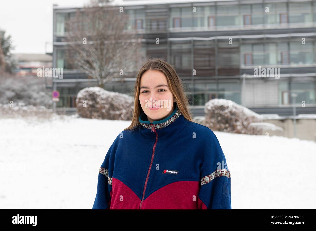 PRODUZIONE - 16 dicembre 2022, Baden-Wuerttemberg, Tübingen: Studente di medicina di 20 anni Hanna Rathke. La facoltà di medicina dell'Università di Tübingen e del distretto di Calw ha recentemente testato come gli studenti possono entrare in contatto con una professione medica in una fase molto precoce e in misura maggiore. Foto: Silas Stein/dpa Foto Stock