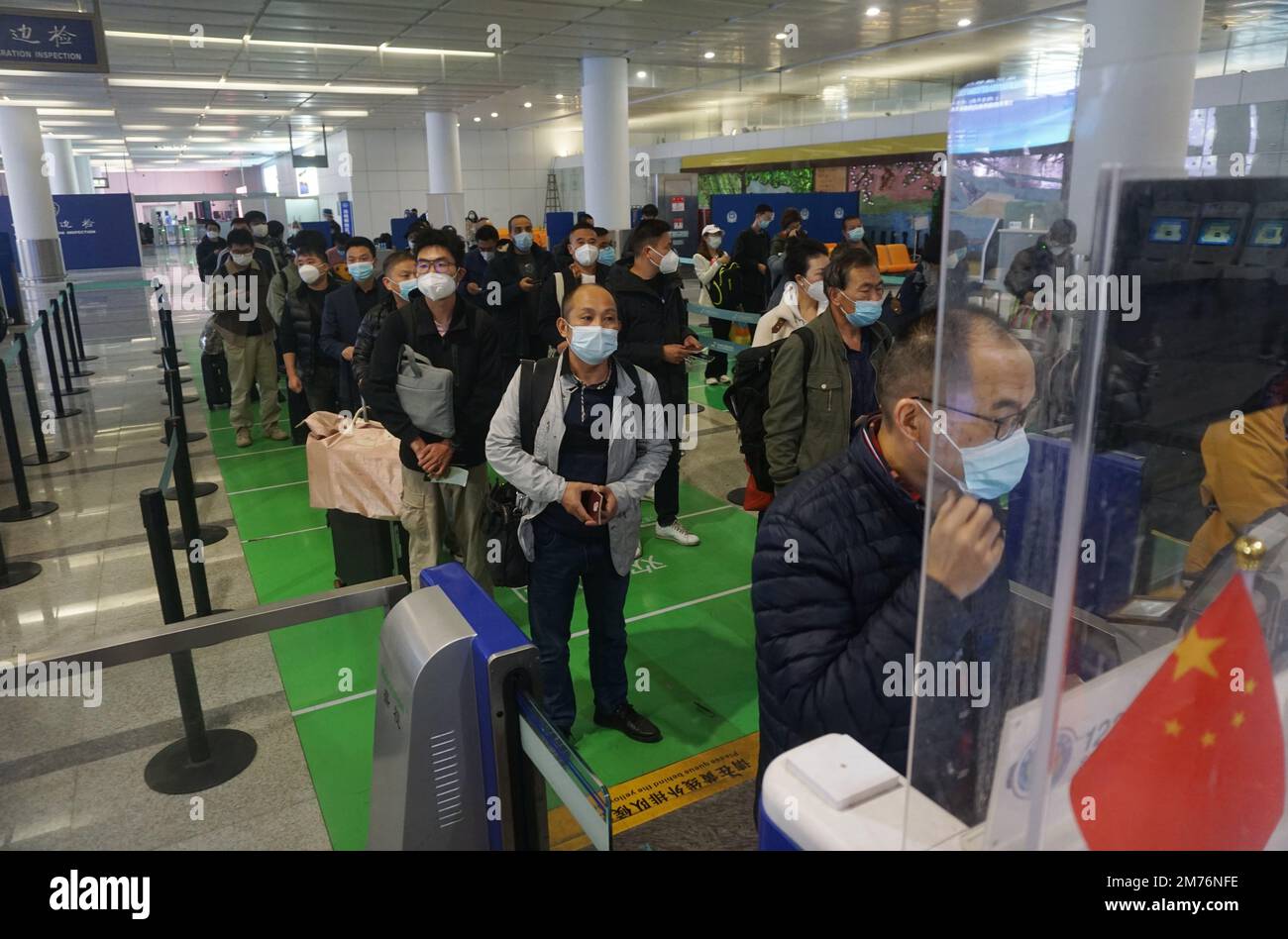 HANGZHOU, CINA - 8 GENNAIO 2023 - i passeggeri dei voli internazionali tornano a casa attraverso la stazione di controllo di frontiera di Hangzhou Xiaoshan Internatio Foto Stock