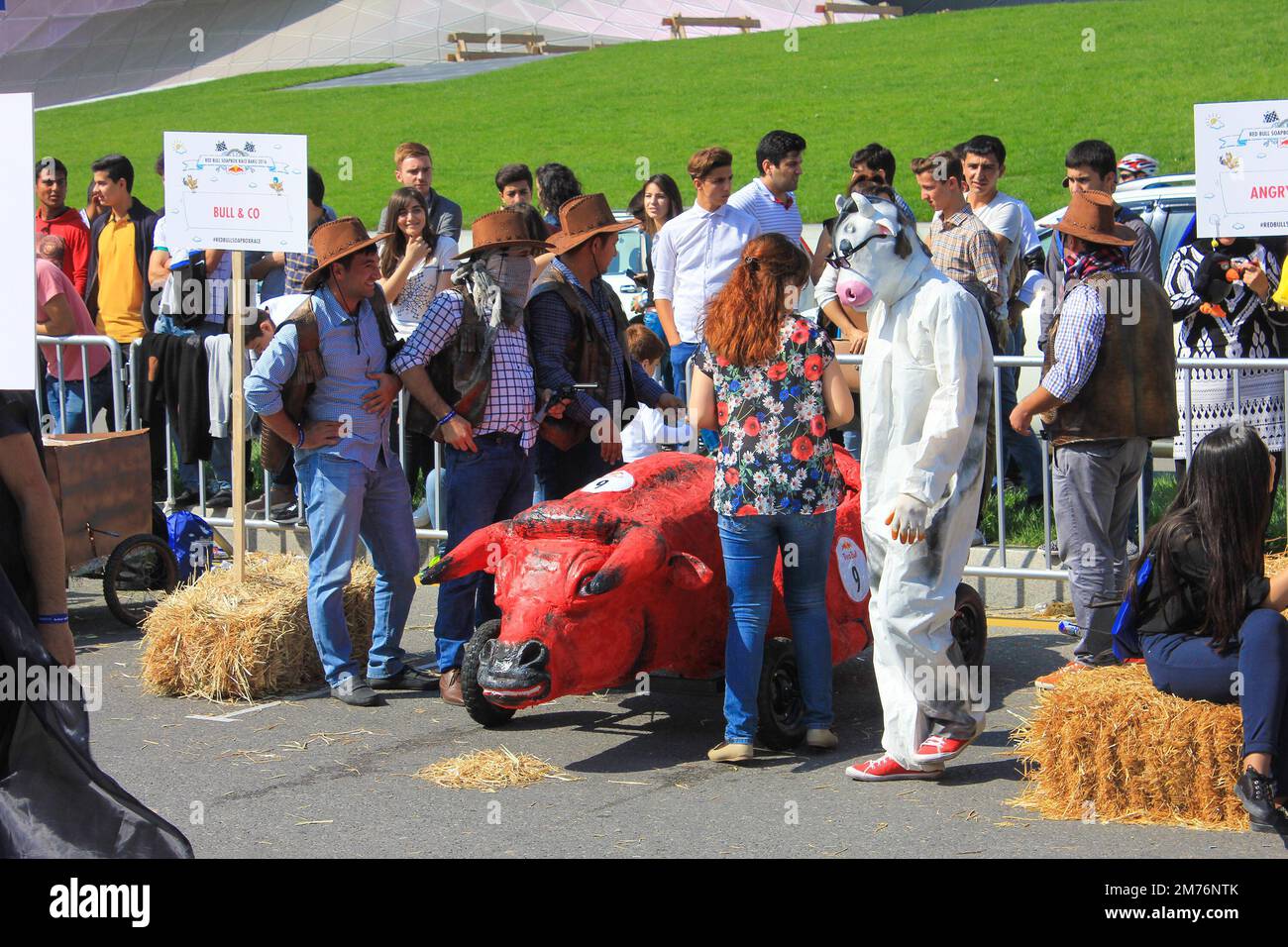 Baku, Azerbaigian, 10.09.2016. Molte persone al festival Red Bull nel parco vicino al Museo Heydar Aliyev. Foto Stock