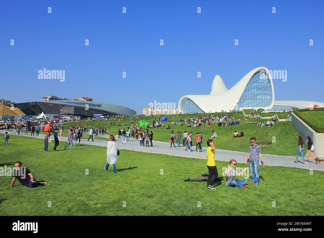 Baku, Azerbaigian, 10.09.2016. Molte persone al festival Red Bull nel parco vicino al Museo Heydar Aliyev. Foto Stock