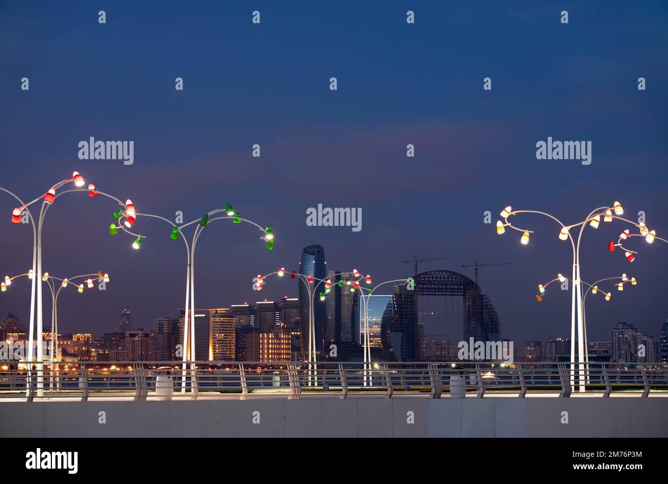 Baku. Azerbaigian. 01.29.2021. Le lanterne colorate bruciano su Primorsky Boulevard. Foto Stock