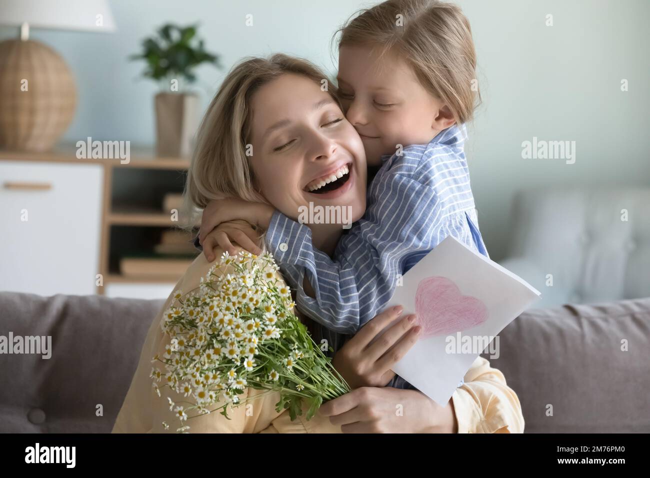 Allegro carino figlia bambino baciare bella giovane mamma Foto Stock