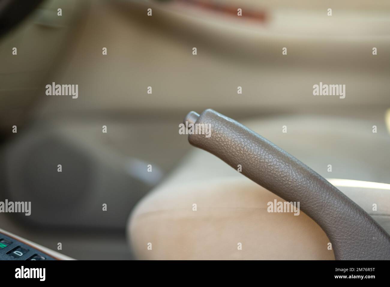 Primo piano della leva del freno a mano con messa a fuoco selettiva e sfondo sfocato Foto Stock