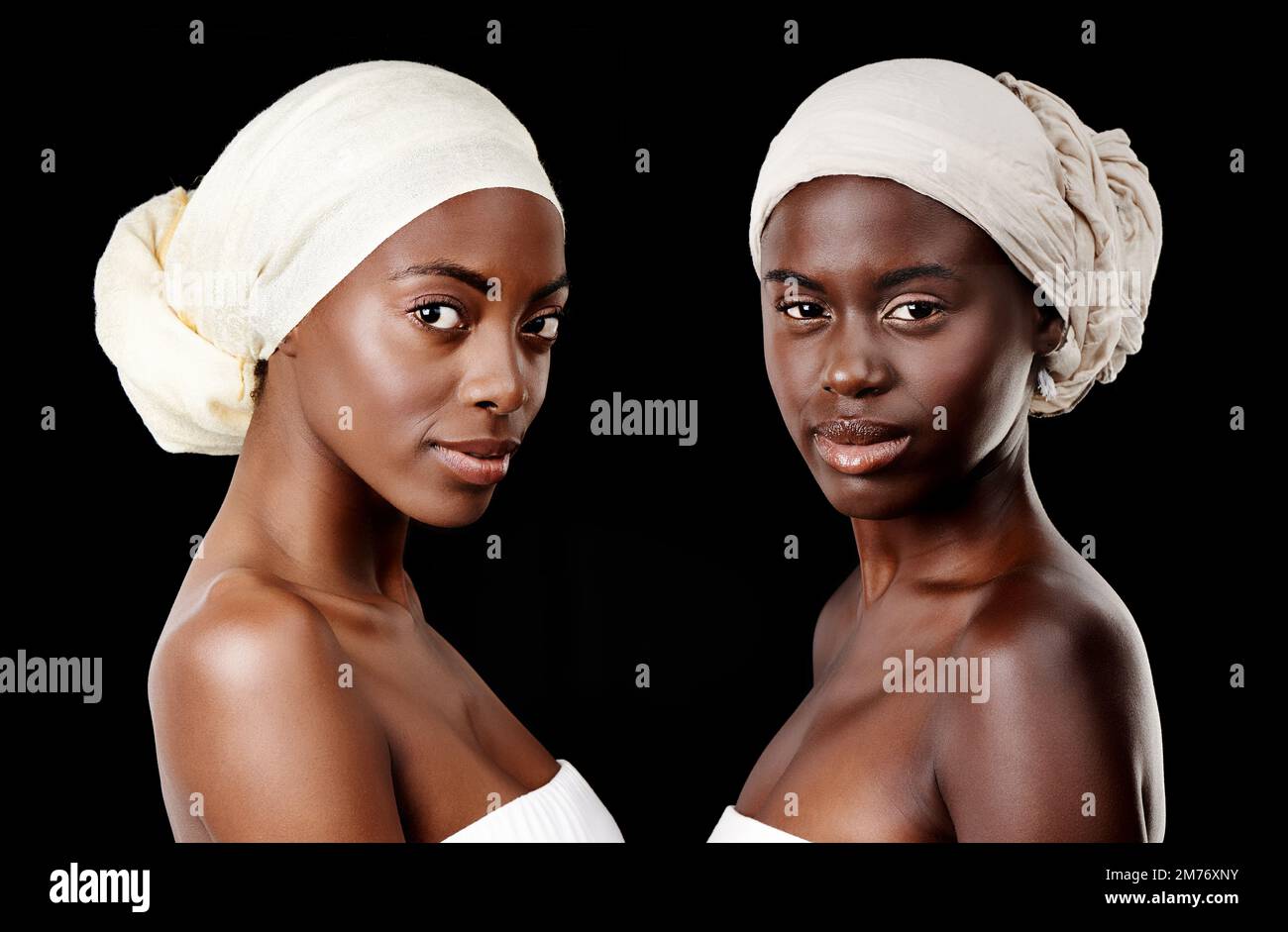 Mantenendolo fresco. Studio ritratto di due belle donne che indossano il velo su uno sfondo nero. Foto Stock