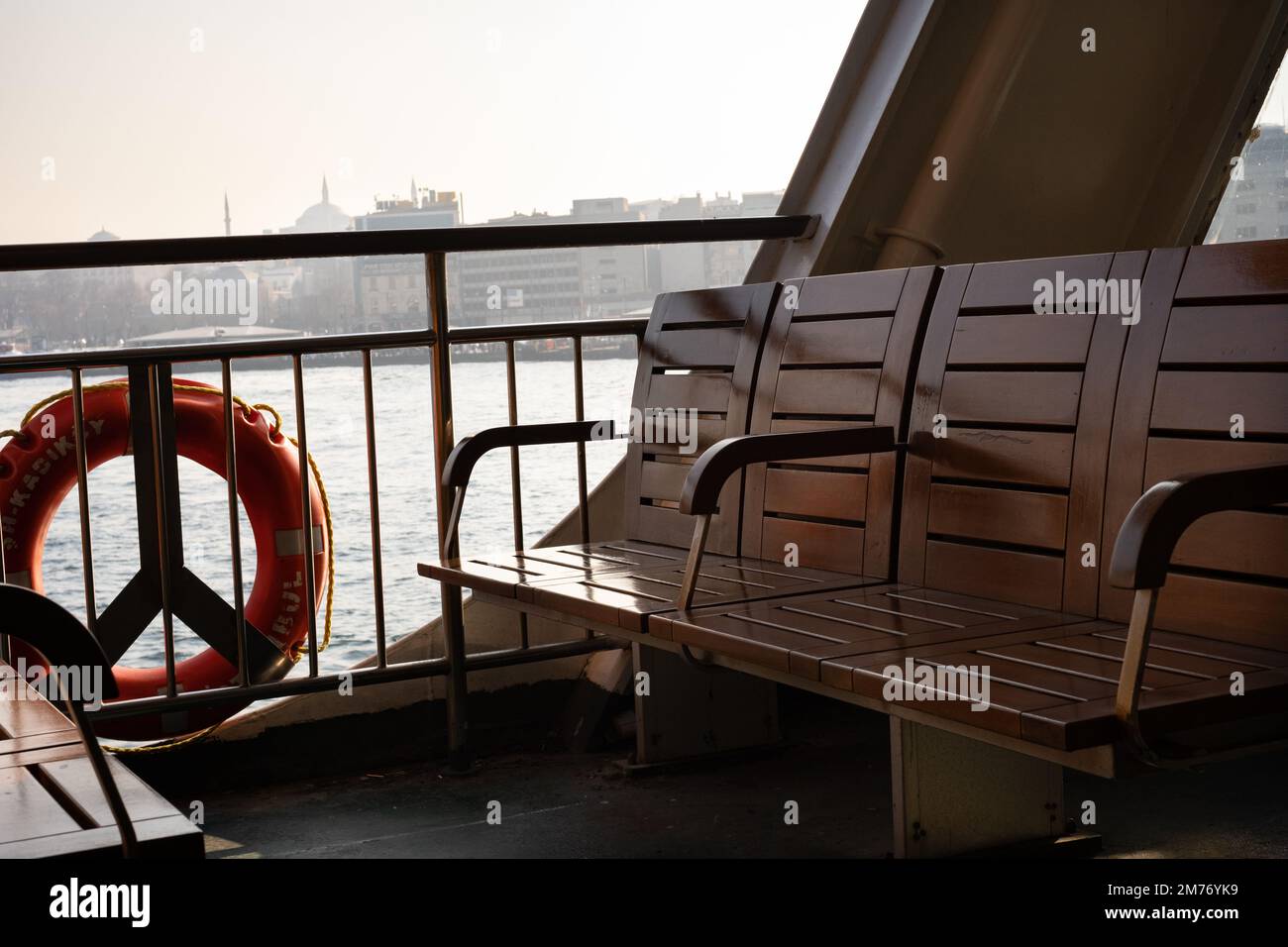 Posti a sedere vuoti sul traghetto. Divano vuoto e sedie sulla terrazza della nave Foto Stock