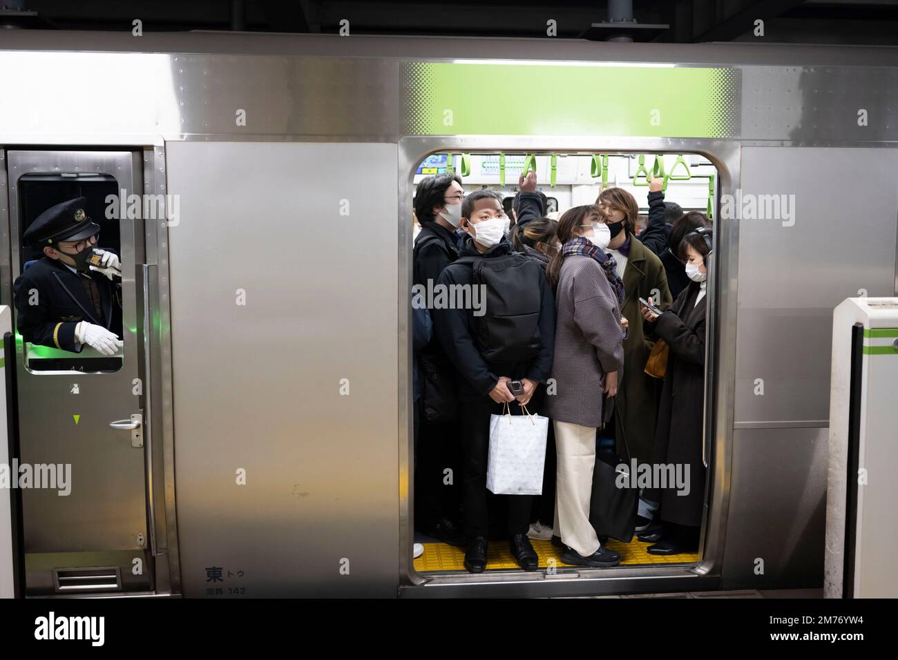 Tokyo, Giappone. 6th Jan, 2023. I pendolari che viaggiano sulla linea JR East Yamanote sono alla vigilia della chiusura di due giorni dell'anello esterno della linea metropolitana più trafficata al mondo per la costruzione della compagnia ferroviaria privata. Il servizio di chiusura del fine settimana da Osaki a Ikebukero è necessario per i lavori di ristrutturazione alla stazione di Shibuya al fine di spostare la linea Yamanote su una nuova piattaforma per far posto a nuovi importanti progetti di sviluppo immobiliare. (Credit Image: © Taidgh Barron/ZUMA Press Wire) Foto Stock