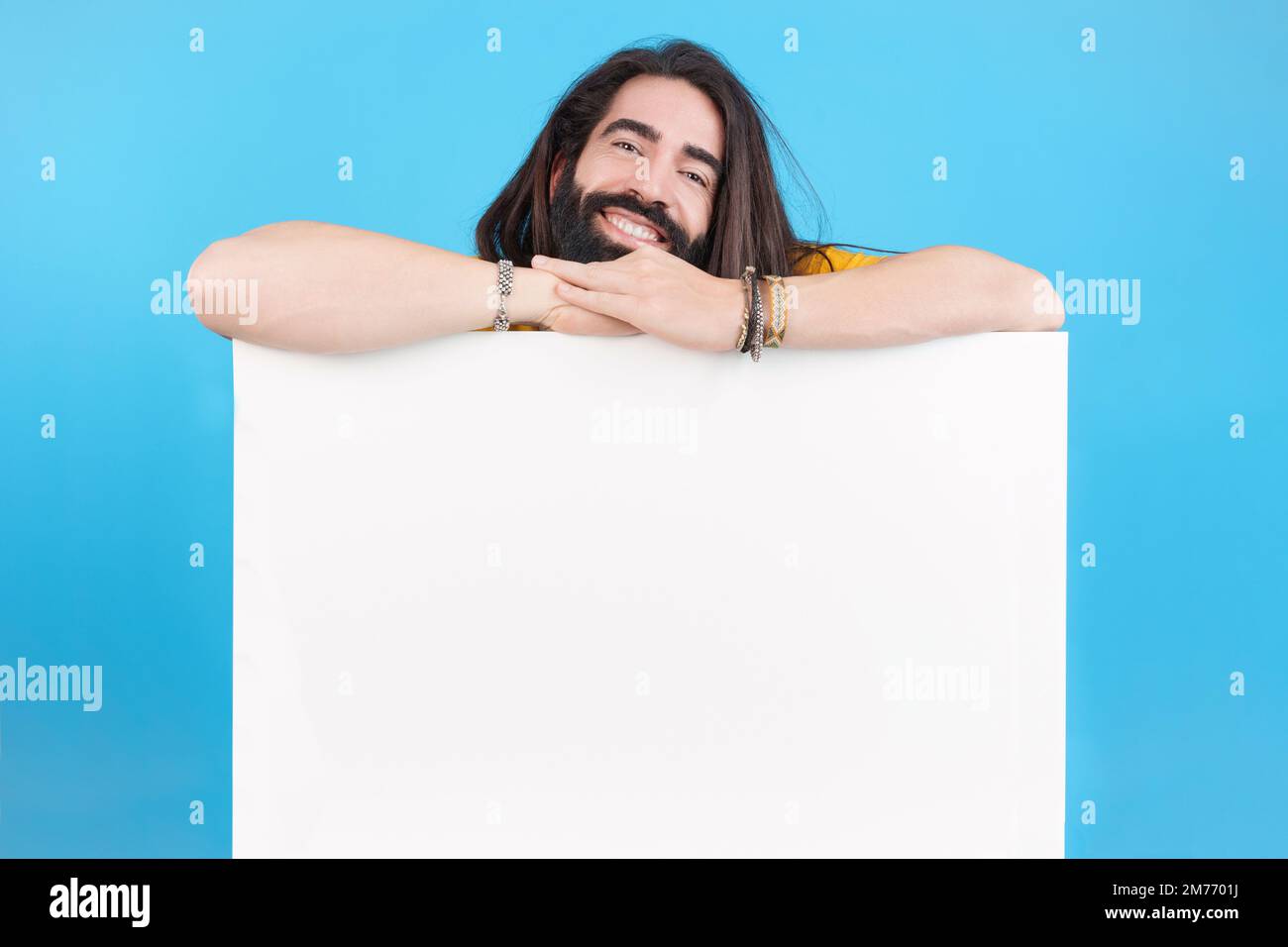 Uomo sorridente che tiene una tavola con spazio vuoto Foto Stock