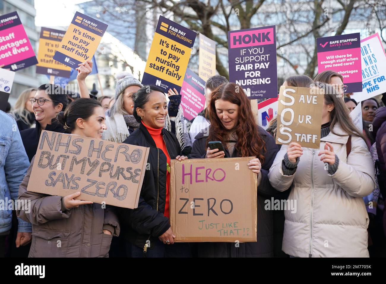 Foto del file datata 20/12/2022 dei membri del Royal College of Nursing (RCN) sulla linea picket fuori dal St Thomas' Hospital, nel centro di Londra. Sir Keir Starmer è stato sfidato a collaborare con l'SNP per sconfiggere i piani legislativi del governo britannico per i livelli minimi di servizio durante gli scioperi. Data di emissione: Domenica 8 gennaio 2023. Foto Stock