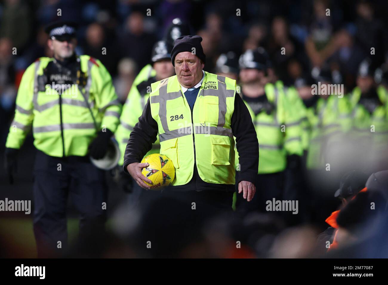 Coventry, Regno Unito. 7th Jan, 2023. Uno steward trasporta una sfera di corrispondenza mentre gli ufficiali di polizia camminano sul campo durante la partita di fa Cup alla Coventry Building Society Arena, Coventry. Il credito dell'immagine dovrebbe essere: Darren Staples/Sportimage Credit: Sportimage/Alamy Live News Foto Stock