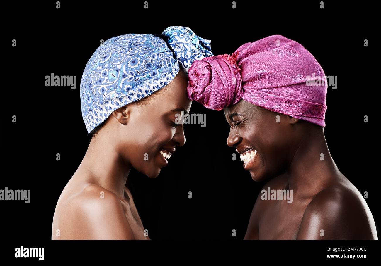 Condividono un legame bellissimo. Studio di due belle donne che indossano il velo su uno sfondo nero. Foto Stock