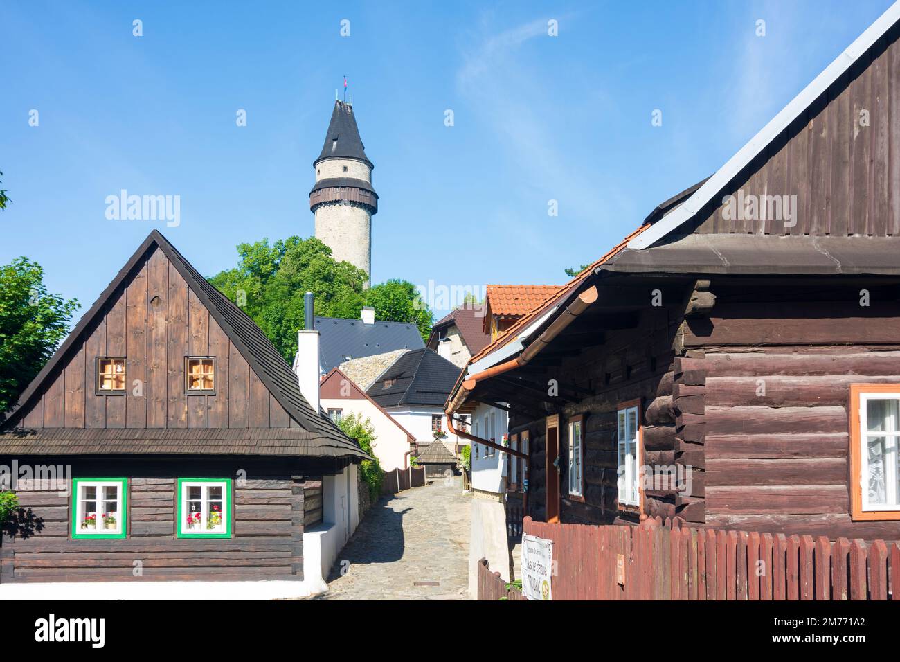 Stramberk (Stramberg): torre Truba del Castello di Stramberk (Strahlenberg), tipiche case in legno moravi in , Moravskoslezsky, Regione moravo-silesiana, Foto Stock