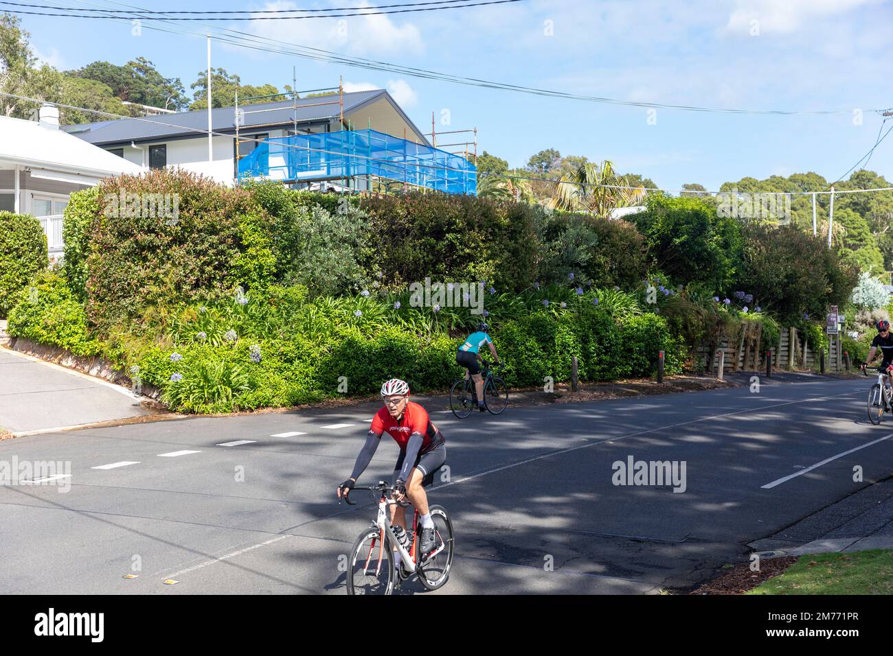 I ciclisti di Sydney su Pittwater Road percorrono Bayview da Church Point, Sydney, NSW, Australia Foto Stock