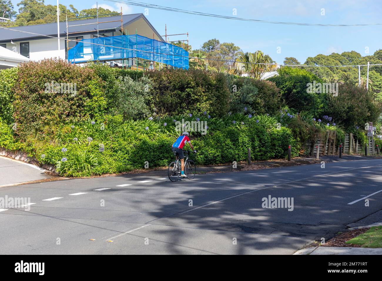 Uomo in bicicletta lungo Pittwater Road Bayview sulla sua bici da strada, Sydney, Australia Foto Stock