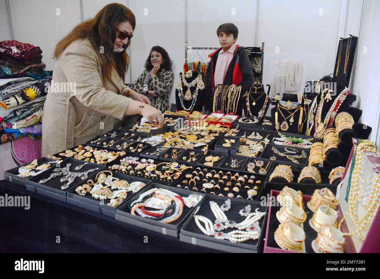 Islamabad, Pakistan. 7th Jan, 2023. Una donna visita uno stand di gioielli fatti a mano durante un bazar d'arte e artigianato a Islamabad, capitale del Pakistan, 7 gennaio 2023. Credit: Ahmad Kamal/Xinhua/Alamy Live News Foto Stock