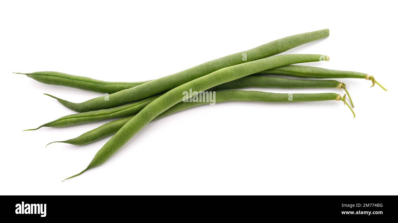 Mucchio di fagioli verdi isolato su sfondo bianco Foto Stock