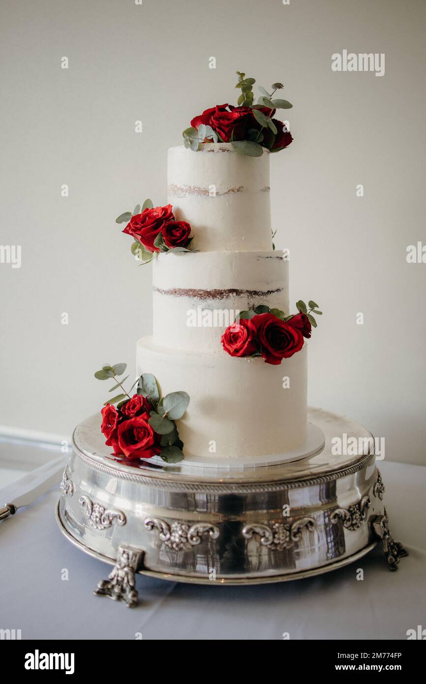 Un primo piano di una torta nuziale su un tavolo Foto Stock