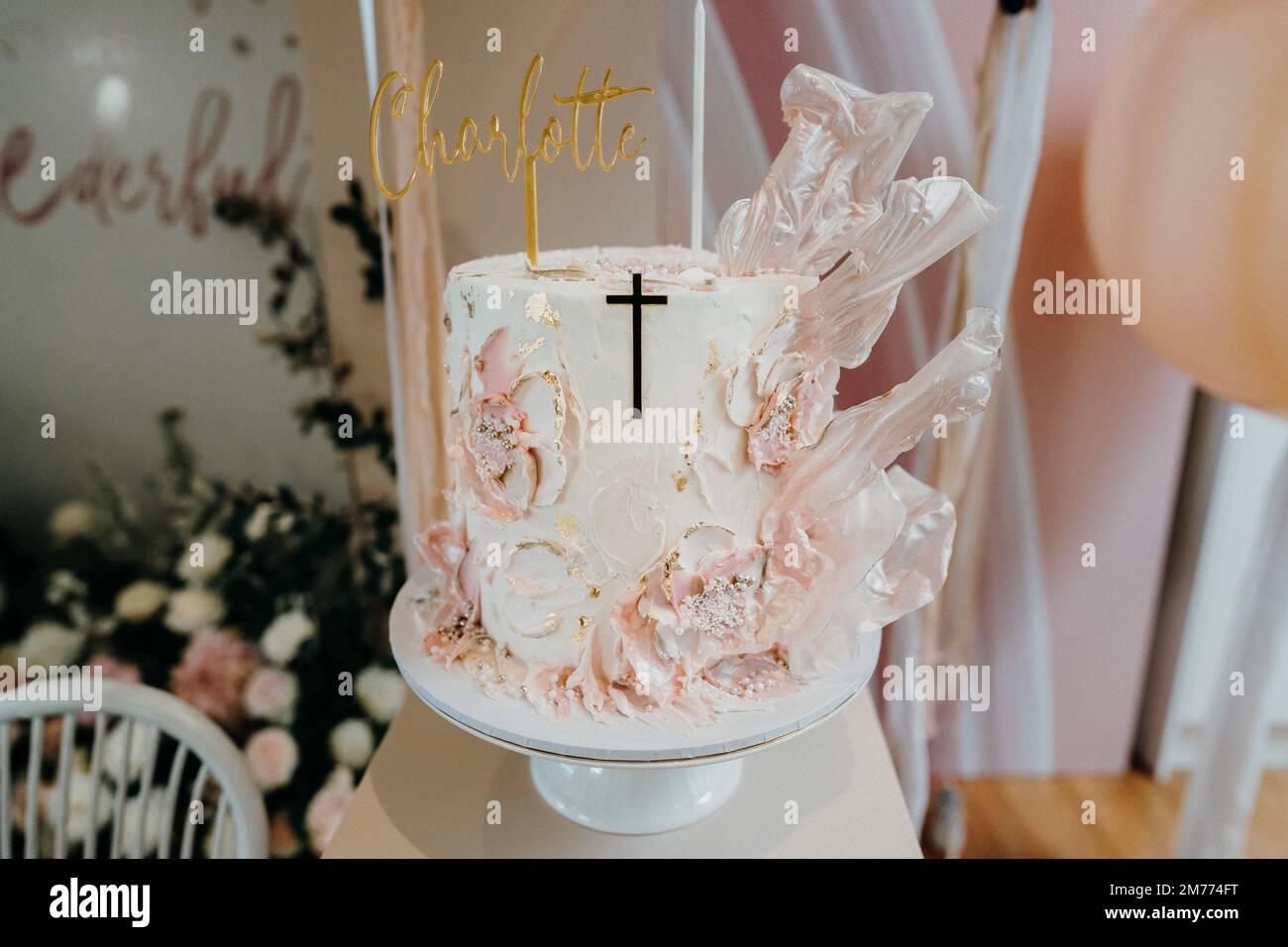 Un primo piano di una torta nuziale su un tavolo Foto Stock