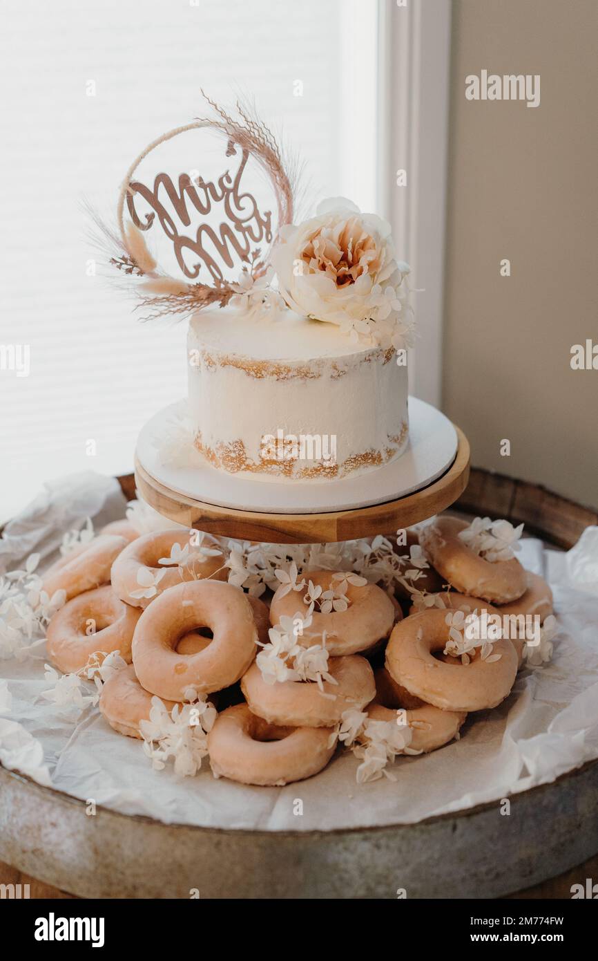 Un primo piano di una torta nuziale su un tavolo Foto Stock