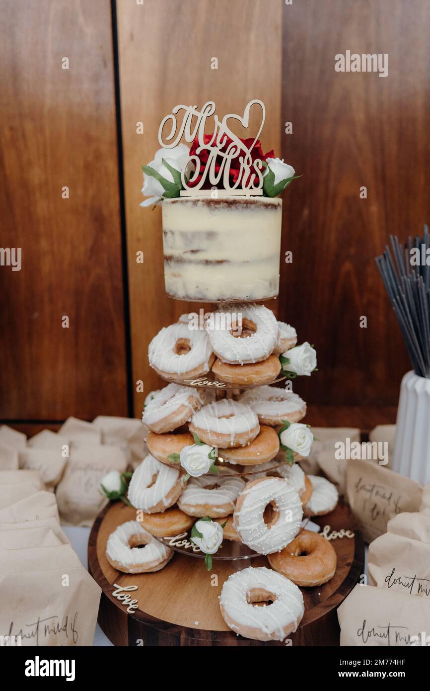 Un primo piano di una torta nuziale su un tavolo Foto Stock