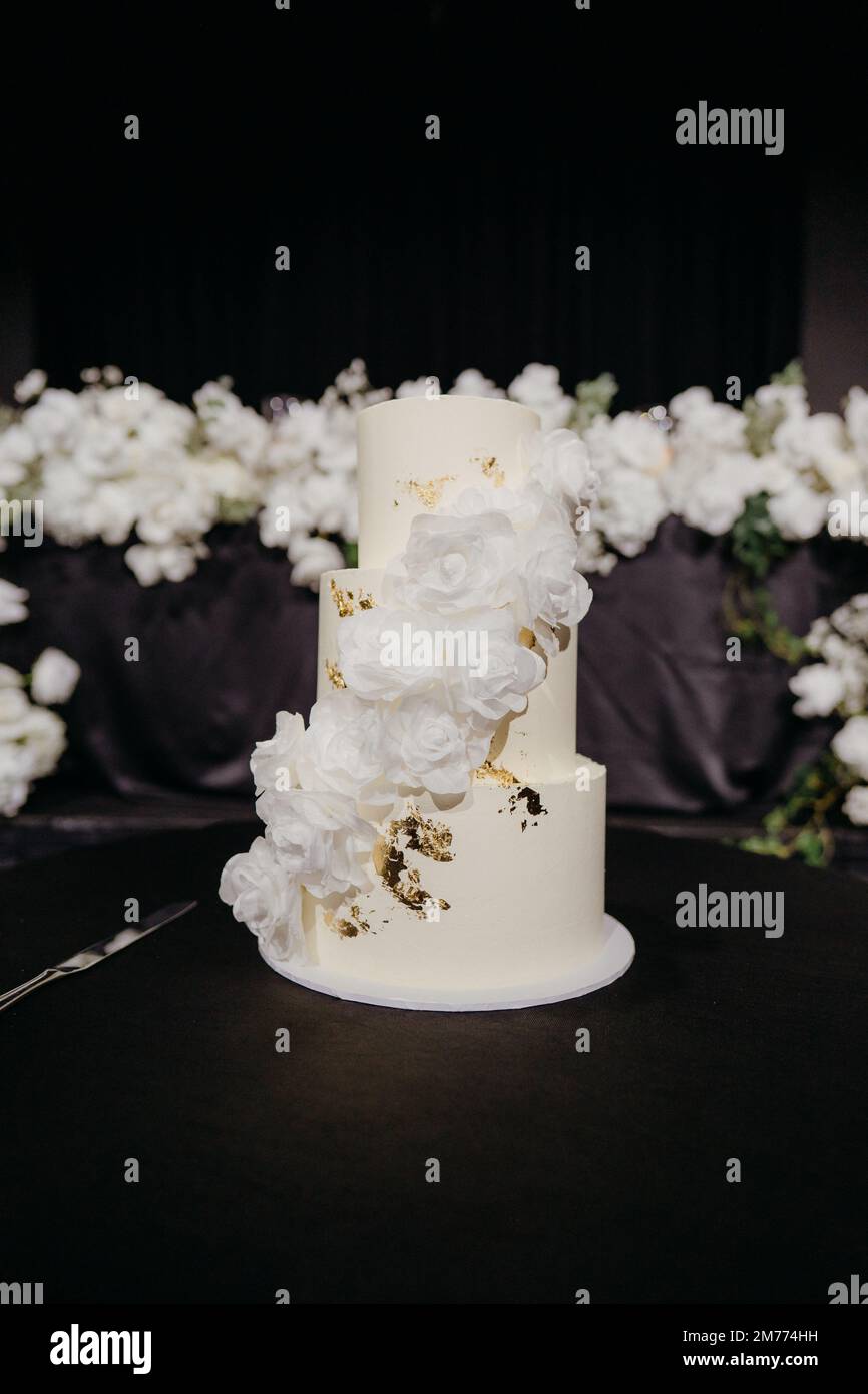Un primo piano di una torta nuziale su un tavolo Foto Stock