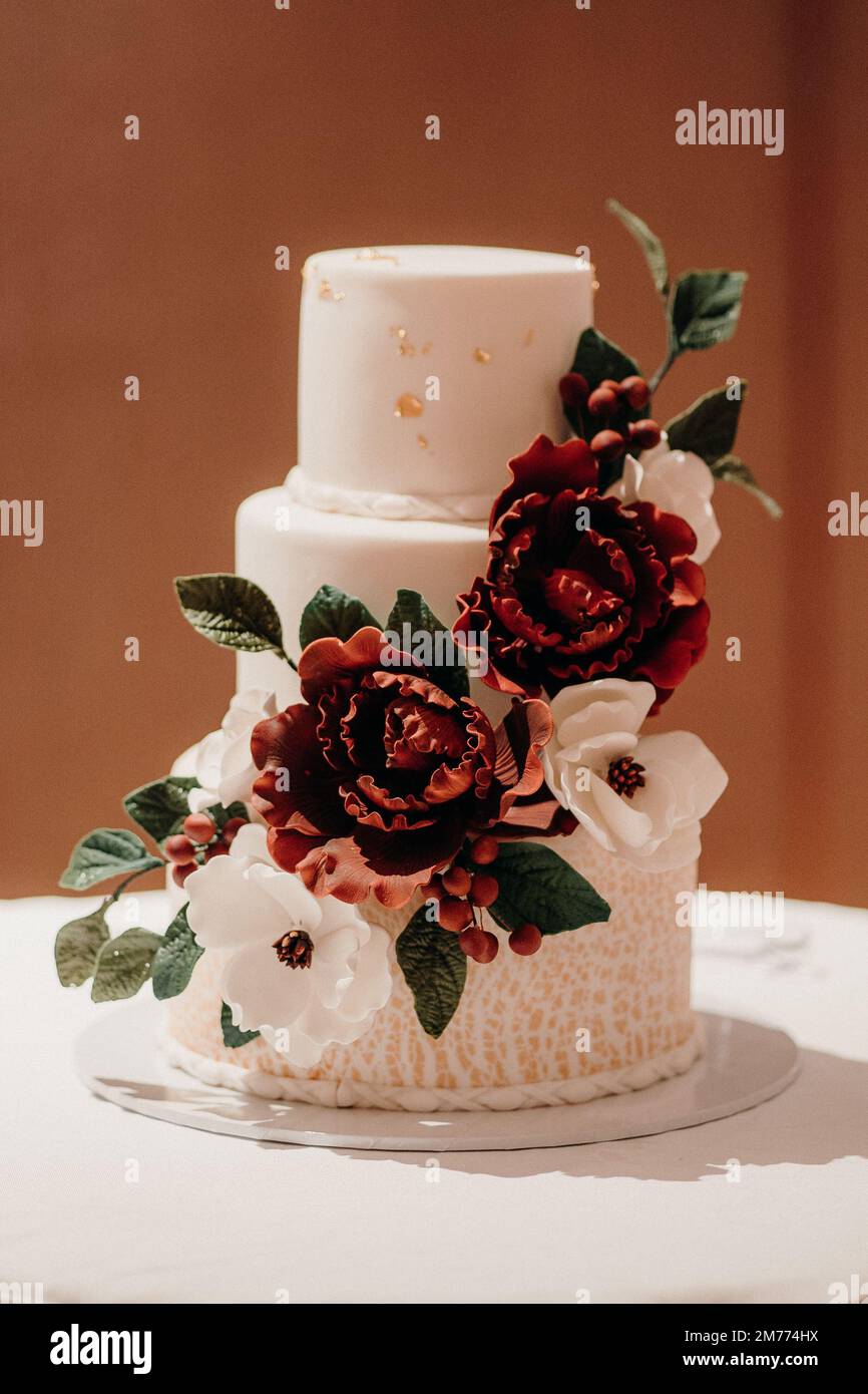 Un primo piano di una torta nuziale su un tavolo Foto Stock