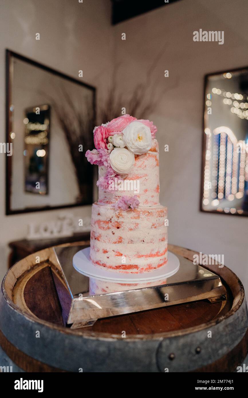 Un primo piano di una torta nuziale su un tavolo Foto Stock