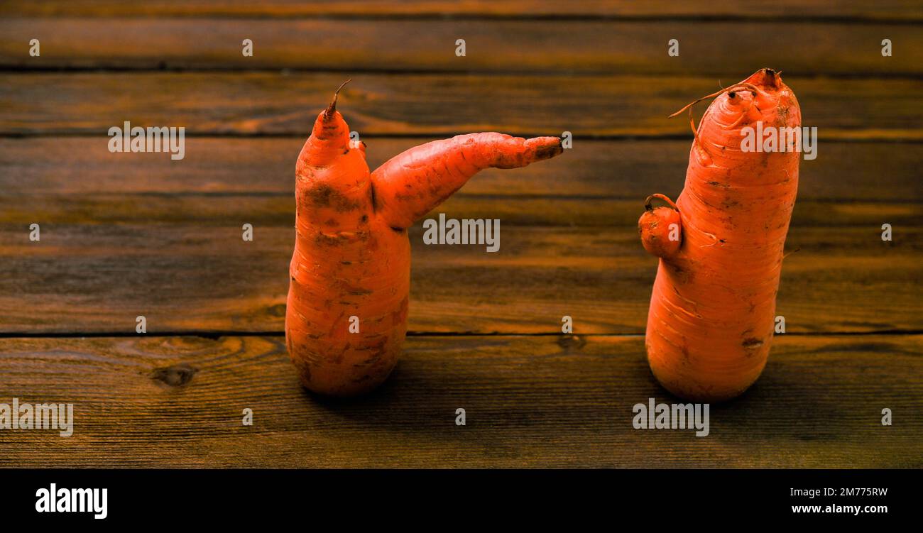 due carote insolite con germogli. Foto di alta qualità Foto Stock