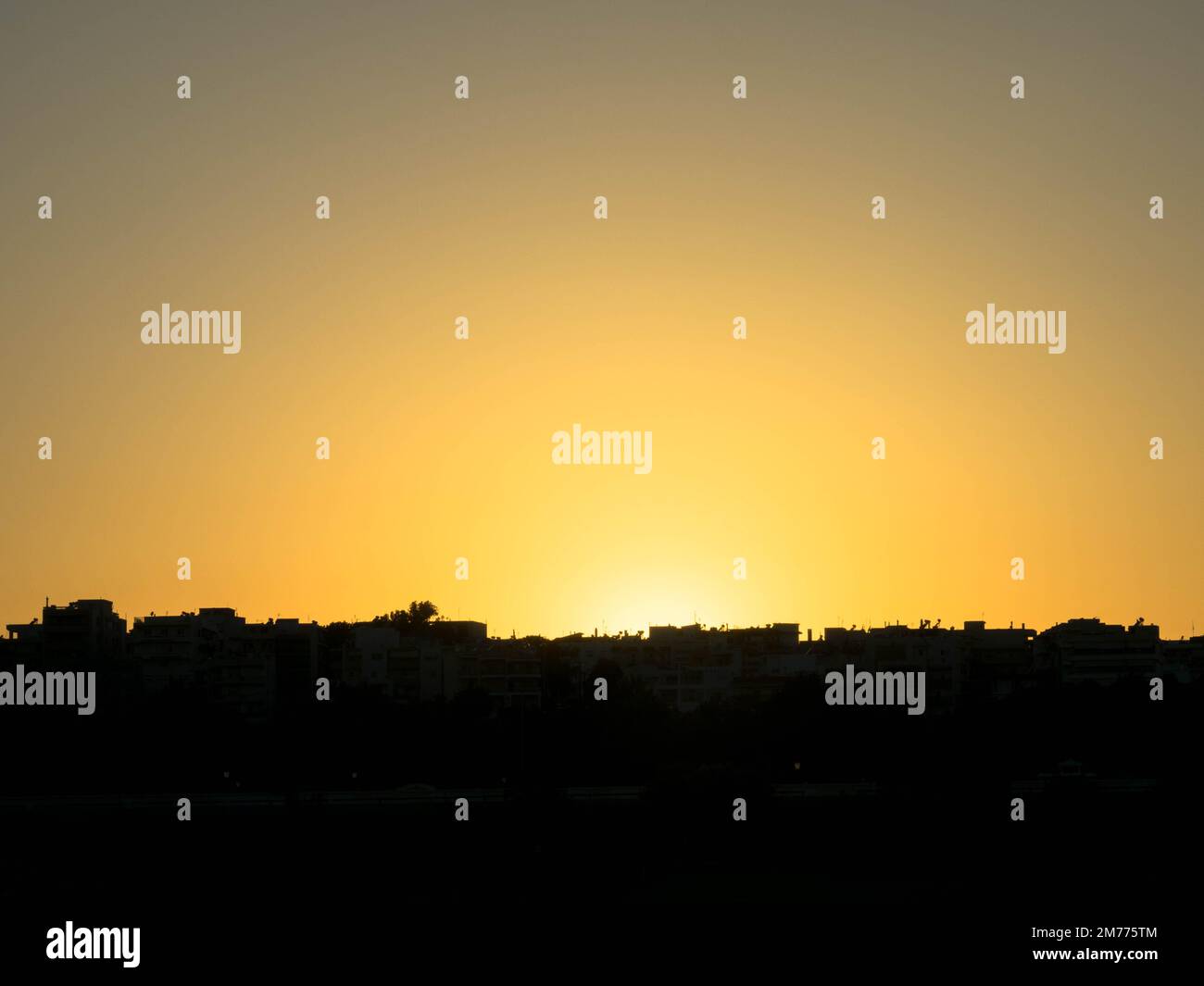 Vista panoramica. Tramonto sulla città e sul porto di Rodi. Bel cielo con spazio per il testo. Foto Stock