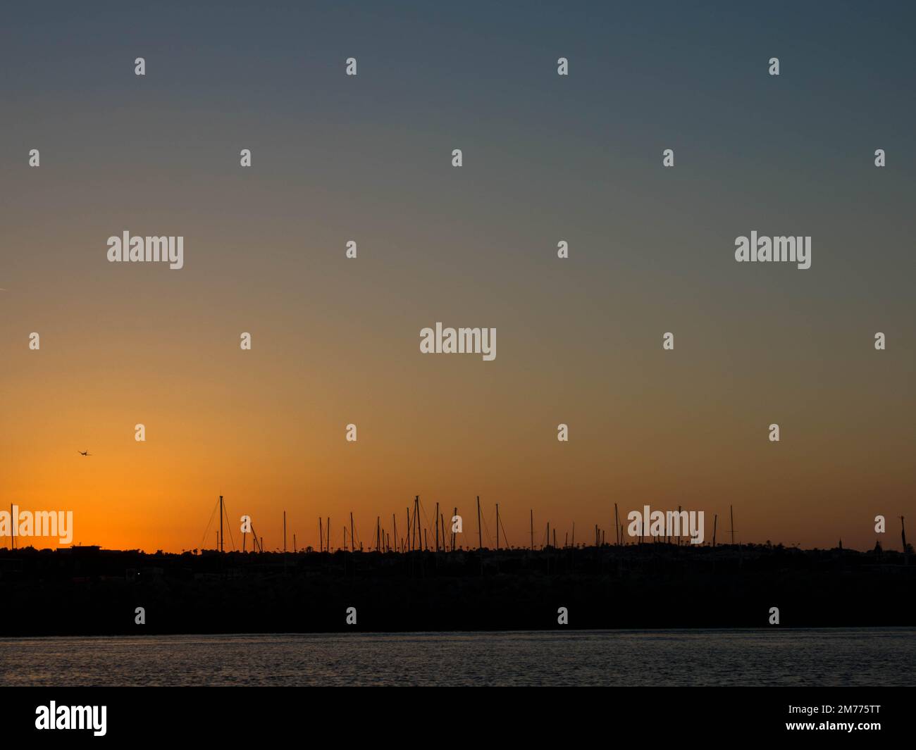 Vista panoramica. Tramonto sulla città e sul porto di Rodi. Bel cielo con spazio per il testo. Foto Stock