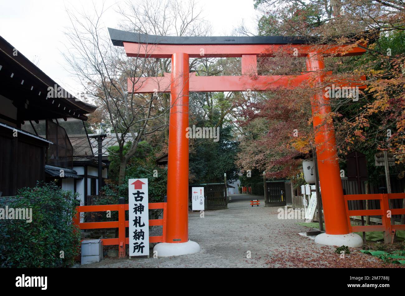 Shimogamo, 11 dicembre 2017: Porta torii nel Santuario di Shimogamo a Kyoto. Giappone. Foto Stock