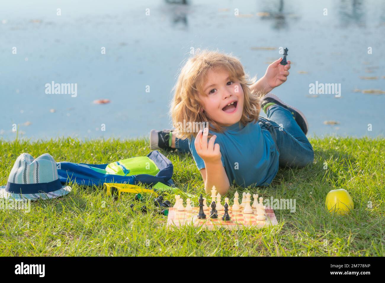 Bambino intelligente concentrato e pensante che gioca a scacchi. Foto Stock