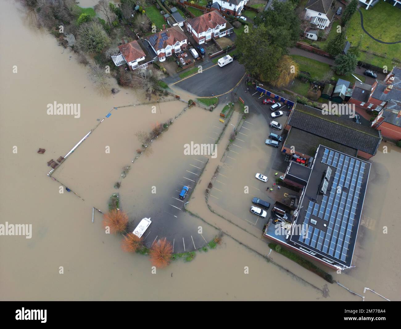 Hereford, Herefordshire, Regno Unito – Domenica 8th gennaio 2023 – Regno Unito Meteo – Vista aerea delle inondazioni lungo il fiume Wye che attraversa Hereford ha provocato l'allagamento di parcheggi e campi sportivi lungo il fiume e minacciando le proprietà nella zona Greyfriars della città. A 10am il fiume Wye era a 4,52m ed aumentante mentre fluisce attraverso Hereford. Più pioggia è prevista. Foto Steven Maggio / Alamy Live News Foto Stock