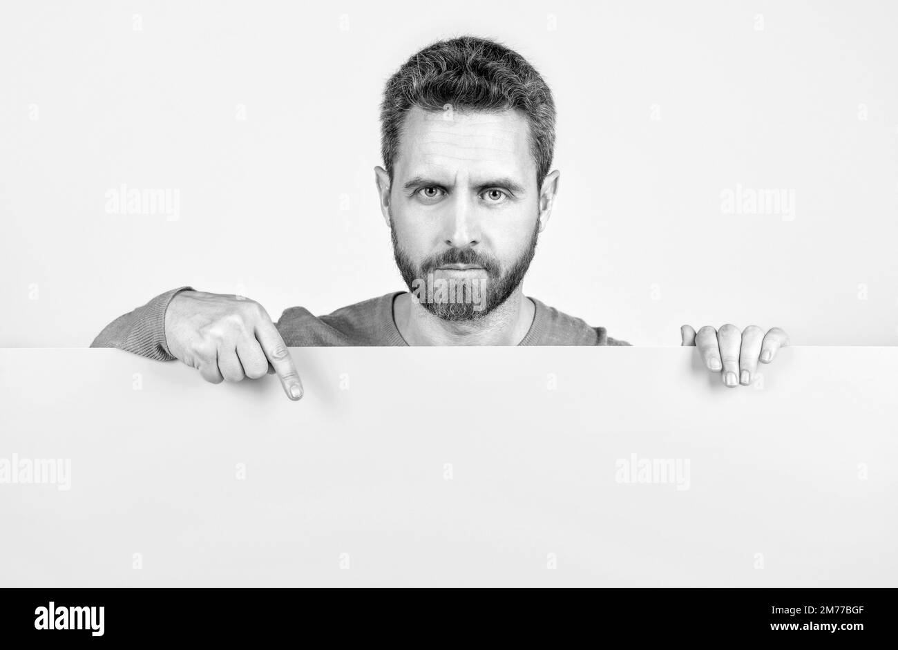 per il vostro disegno di vendita. uomo bearded con banner di carta. guy fa l'annuncio. Foto Stock