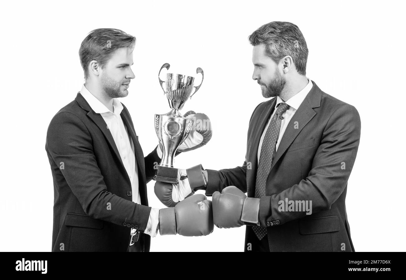 due uomini d'affari in guanti di pugilato tenere la coppa campione dopo la battaglia per la leadership, vincitore avversario. Foto Stock