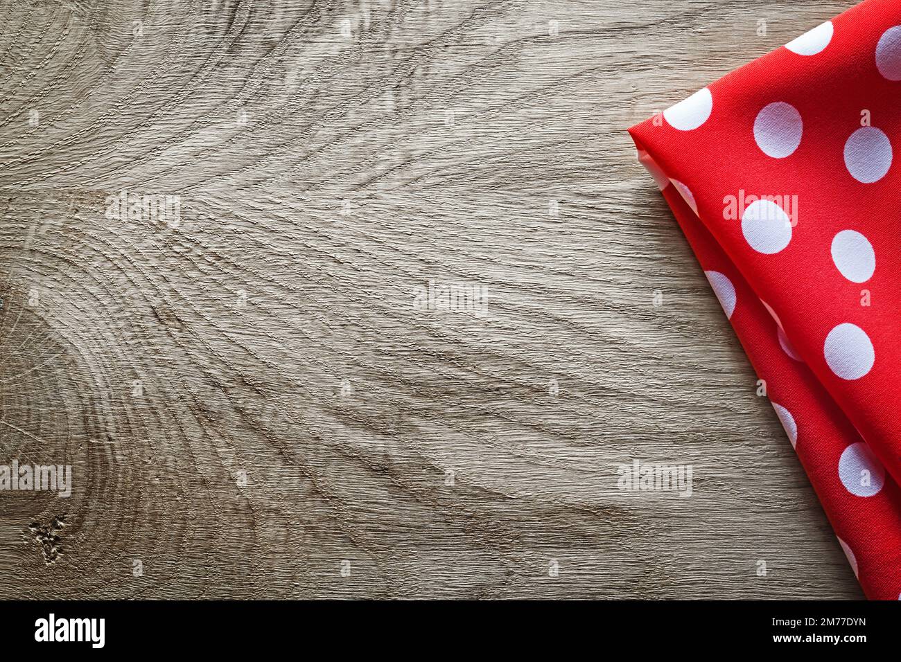 Tovaglia a pois ripiegata in cotone bianco rosso su tavola di legno copia  spazio Foto stock - Alamy