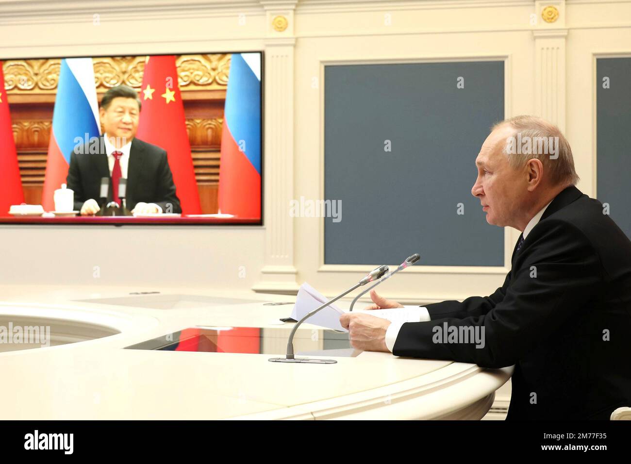 Vladimir PUTIN (Presidente Russia) colloqui Russia-Cina Vladimir Putin ha incontrato il Presidente della Repubblica popolare cinese Xi Jinping, tramite videoconferenza, il 30 dicembre 2022. Foto: Il Cremlino Mosca via Foto Stock