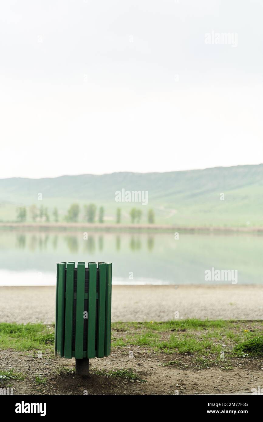 Cestino verde sulla riva del lago Lisi Park a Tbilisi, Georgia Foto Stock