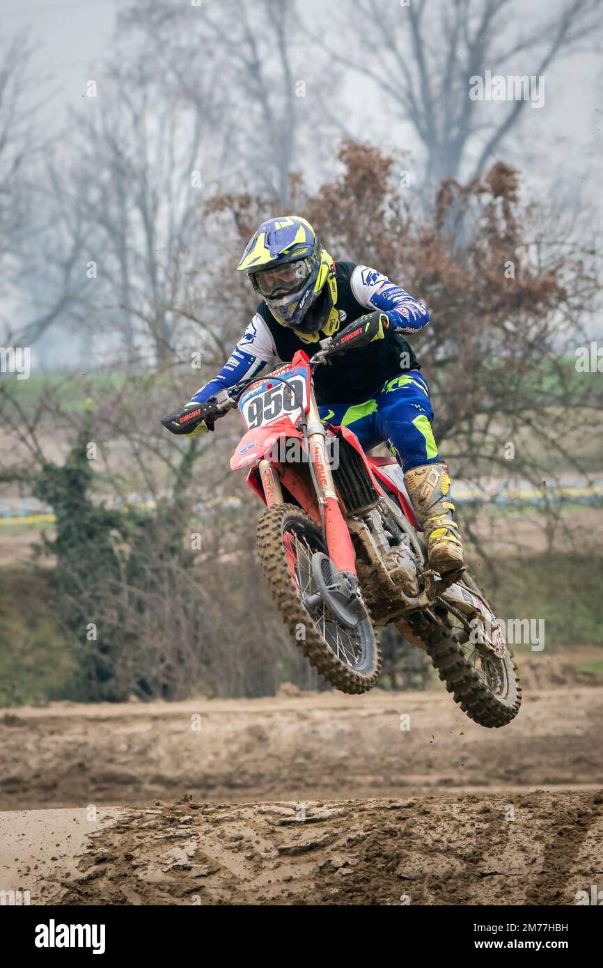 Crema, Italia – 12/2022: Moto Motocross che esegue acrobazie in pista Foto Stock