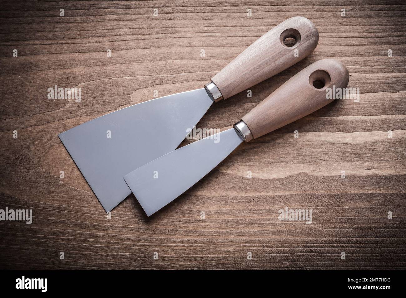 due coltelli stucco con manici in legno. Foto Stock