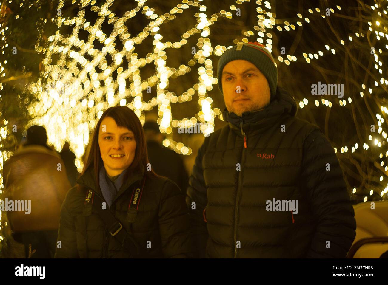 Giovani coppie che si godono la sera invernale delle luci di Natale ai Trentham Gardens Foto Stock