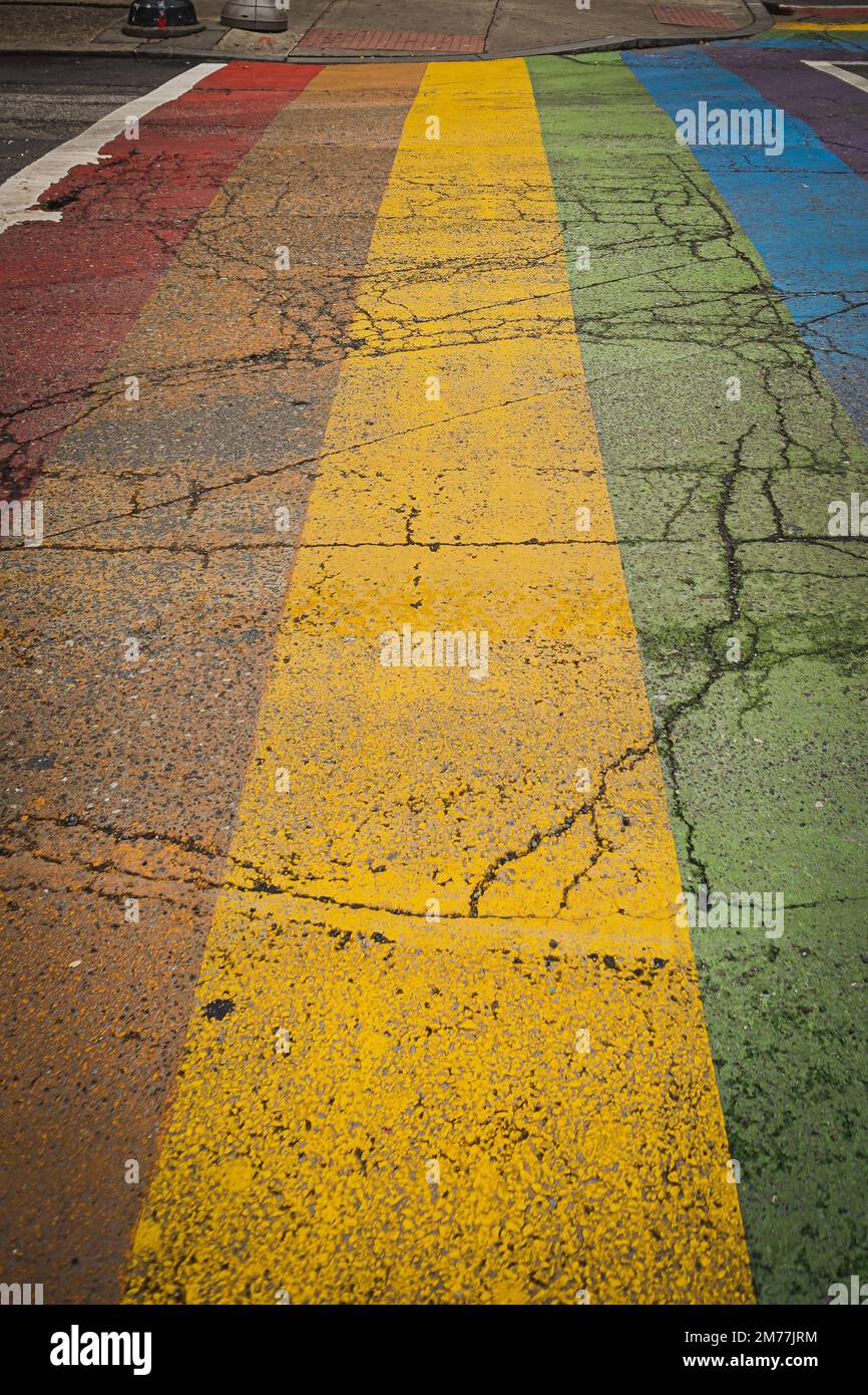 Una foto verticale di Gayborhood Rainbow Crosswalk Foto Stock