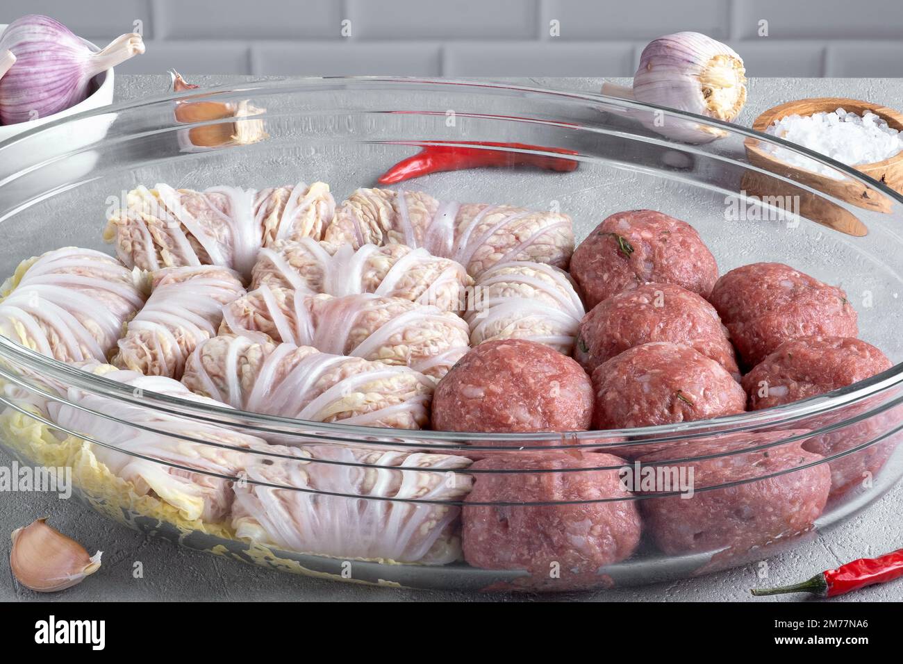 Polpette e involtini di cavolo Foto Stock