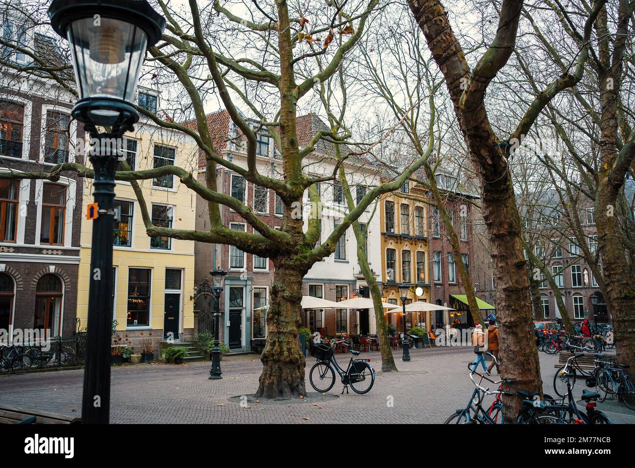Centro storico di Utrecht, Olanda - vista sulla piazza vecchia con caffè, ristoranti e negozi in inverno o in autunno Foto Stock