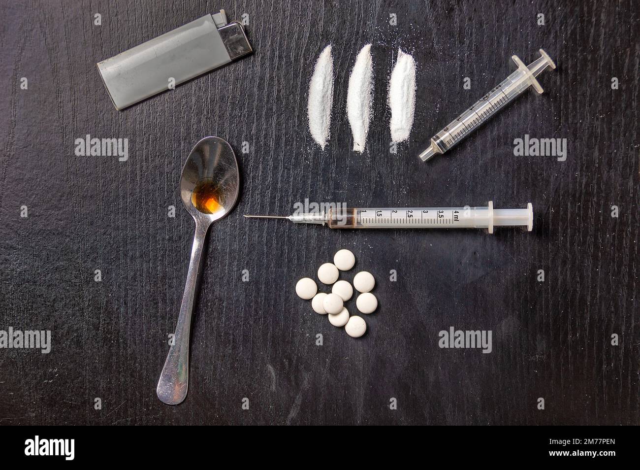 Ripresa di una droga dura sul tavolo scuro Foto Stock