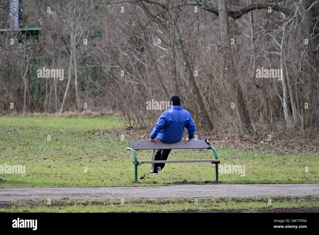 L'uomo fa sport nel parco Foto Stock