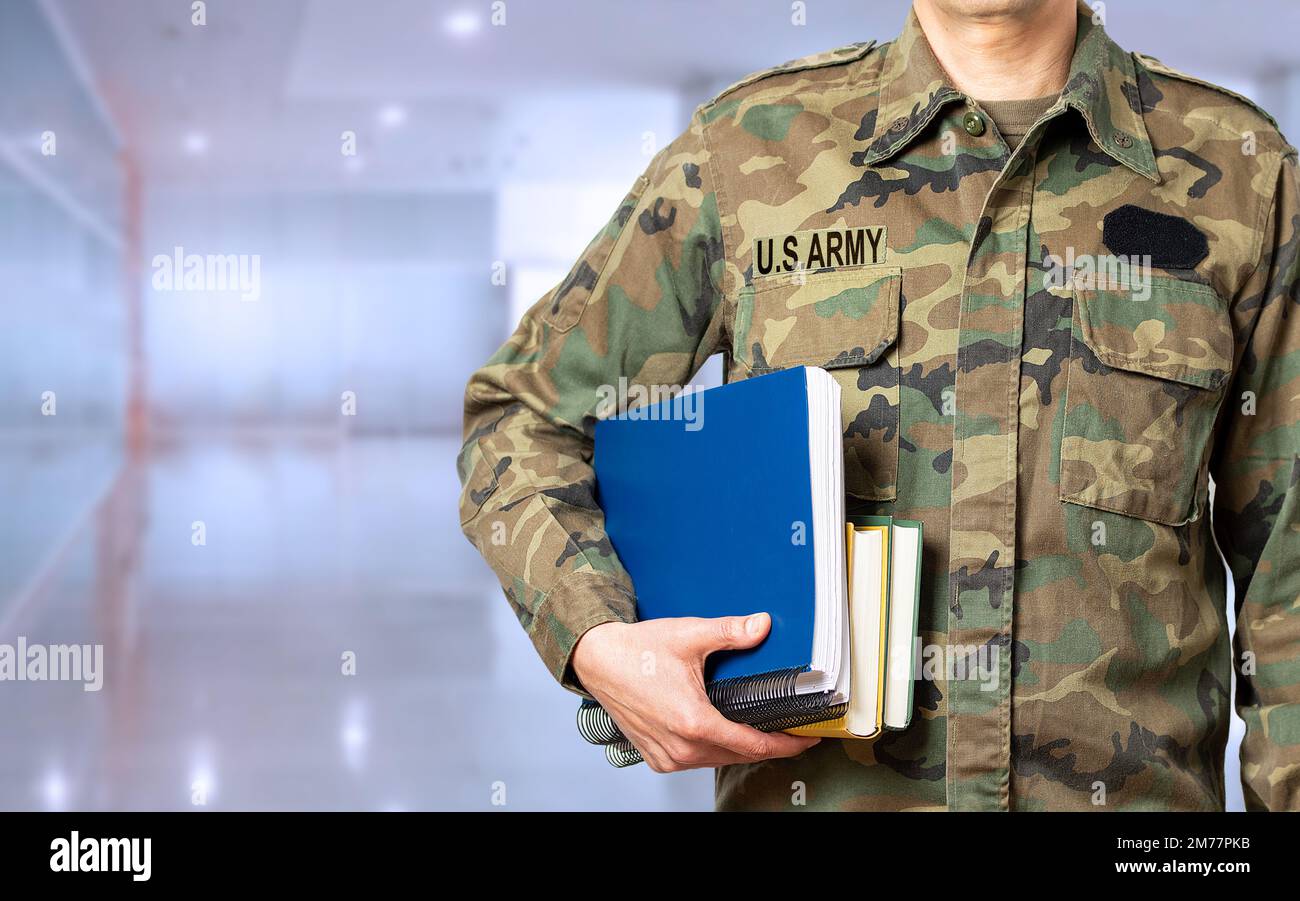 Soldato con libri in mano e pronto a tornare all'accademia come studente e copy space Foto Stock