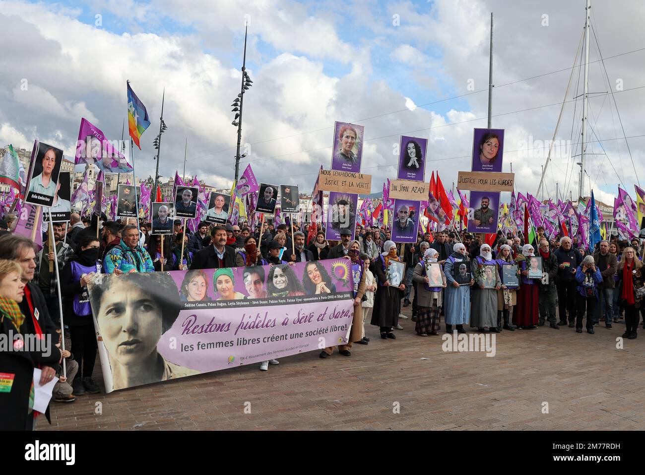 I manifestanti curdi hanno in mano una bandiera, bandiere e cartelloni con foto delle vittime durante la manifestazione. La comunità curda della Francia si è riunita per rendere omaggio ai tre militanti del PKK uccisi 10 anni fa in rue Lafayette a Parigi. Nel gennaio 2013, un sospettato è stato arrestato dopo l'assassinio di tre attivisti curdi, ma è morto prima del processo. Le autorità curde chiedono allo Stato francese una maggiore trasparenza su questi assassini, e in particolare la revoca del segreto di difesa nelle indagini. Foto Stock