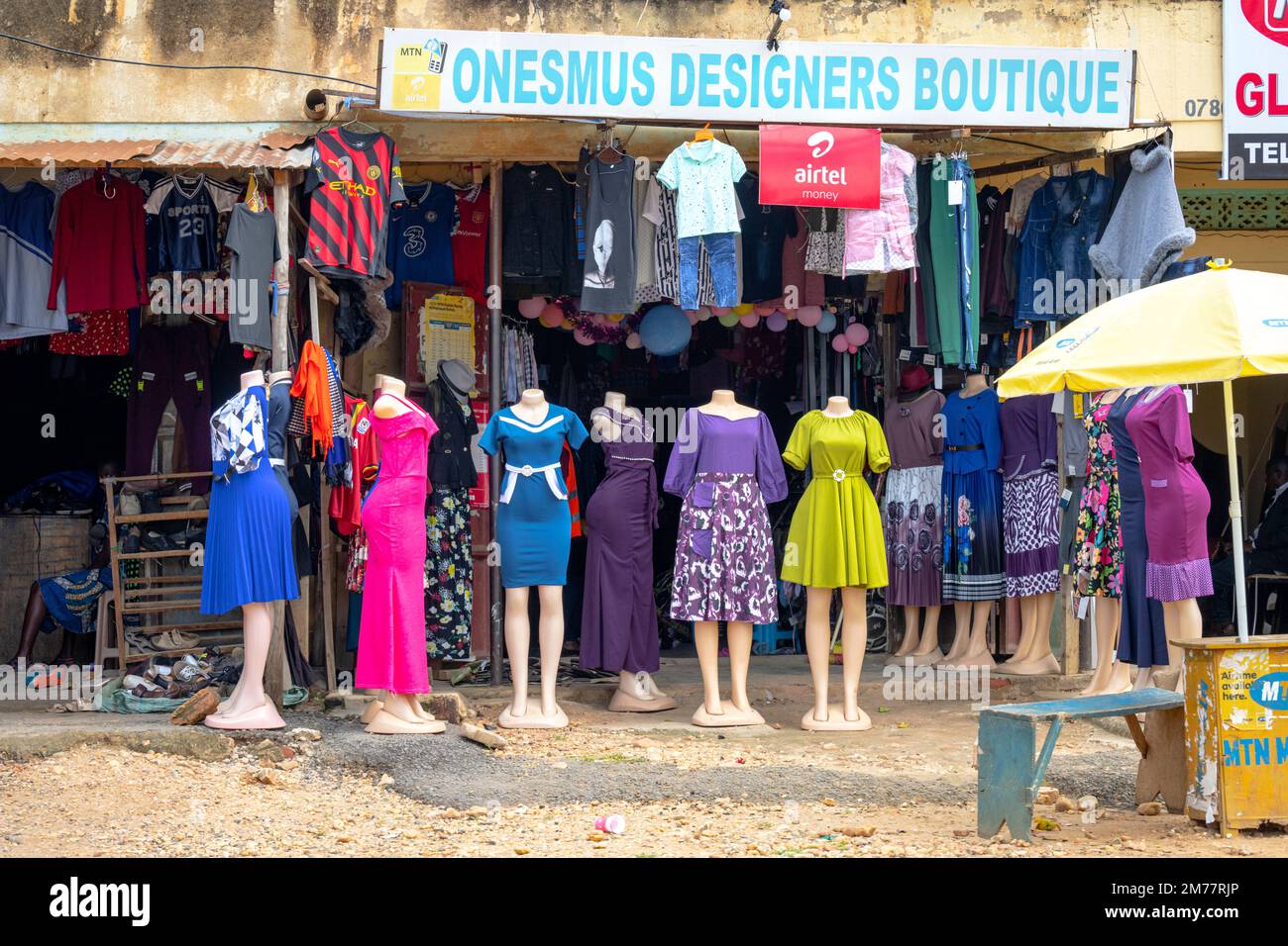 Negozio di abbigliamento Street vending nella Main Street di una piccola cittadina nel sud-ovest dell'Uganda. Foto Stock
